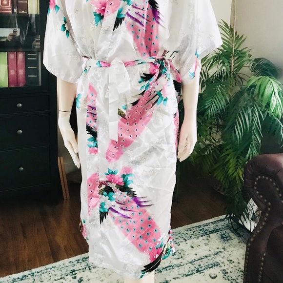 🍒GIFT with 3+ items purchased🍒 Satin kimono style robe - Picture 2 of 14